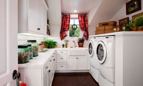 interessante waschküche-einrichtungsidee mit weißen küchenschränken und gestaltung mit pflanzen und fensterdeko mit roten gardinen