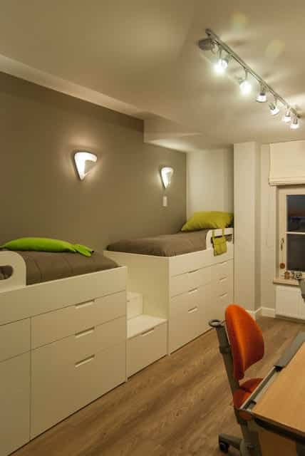 coole Zimmer Ideen für Jugendliche mit zwei Hochbetten weiß und