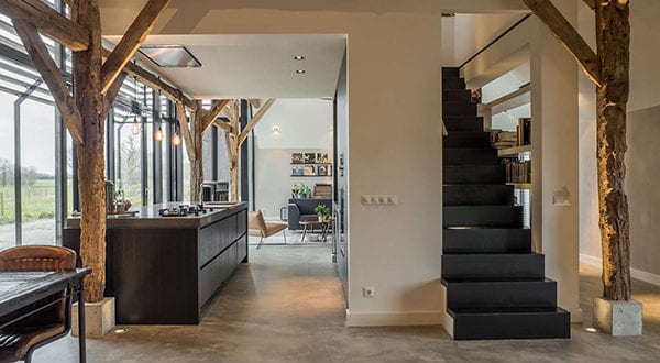 luxuriöses einfamilienhaus mit zwei geschossen, offenem grundriss, moderner küche mit hohen fenstertüren und sichtbare holzbalkenkonstriktion